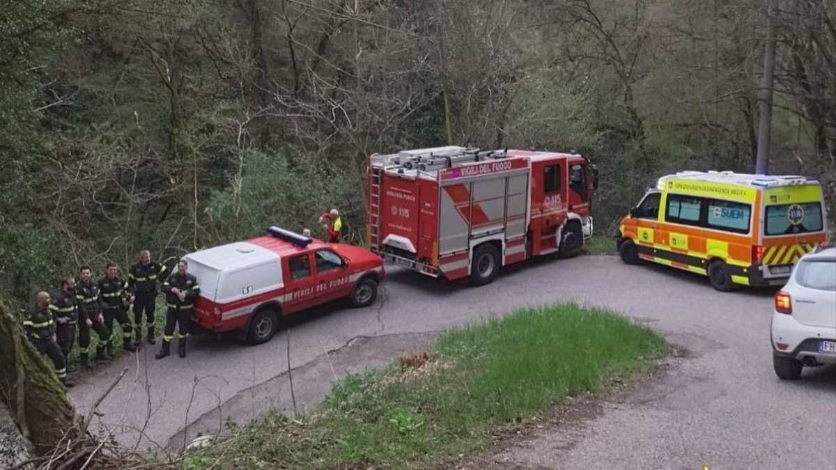 auto esce di strada e resta in bilico su un dirupo salvata un8217intera famiglia sull8217appennino reggiano da Thesocialpost.it auto esce di strada e resta in bilico su un dirupo salvata un8217intera famiglia sull8217appennino reggiano
