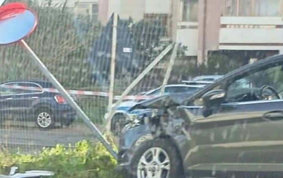 Auto incidentata dopo l'impatto con la metro leggera a Cagliari