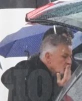 Roberto Baggio si avvicina alla bara della madre per un ultimo saluto
