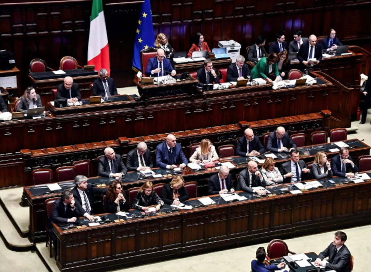 Banchi del governo durante una seduta istituzionale