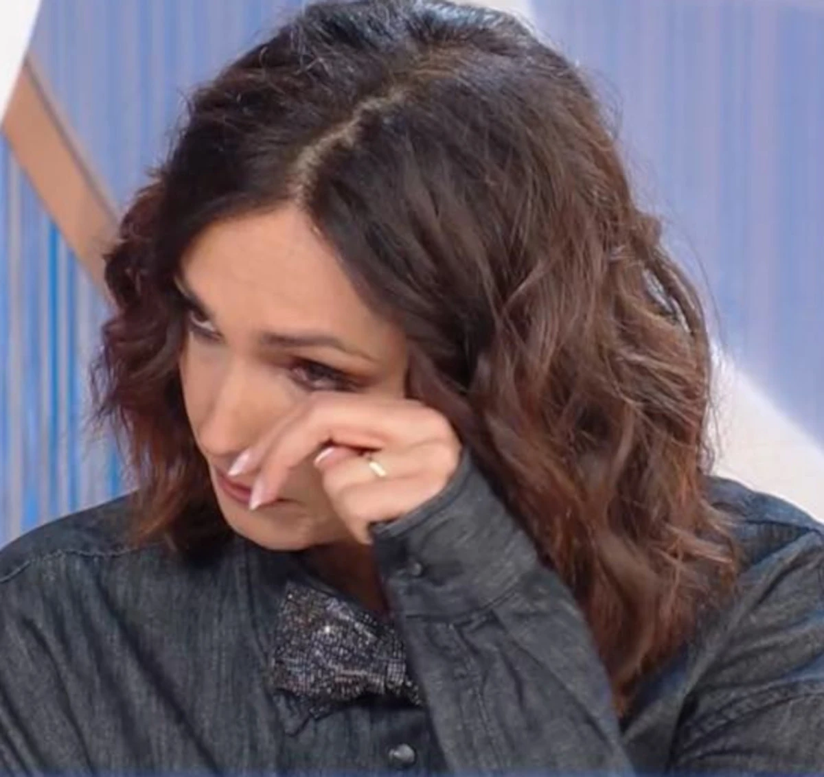 Caterina Balivo commossa durante il racconto in studio