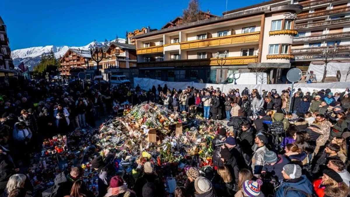 Immagine di Crans-Montana dopo la tragedia, con forze dell'ordine e soccorsi sul posto