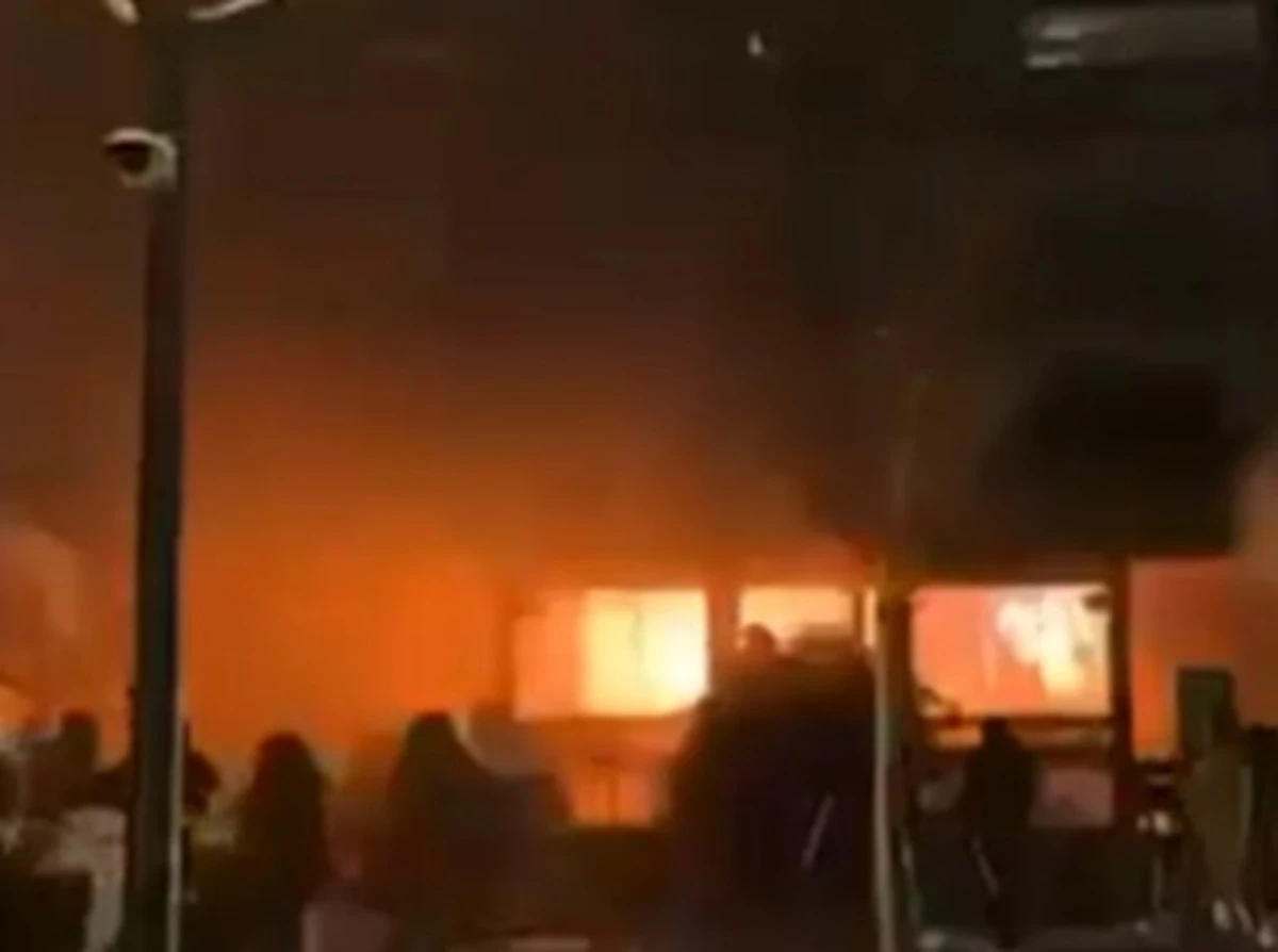 Soccorritori e mezzi di emergenza al lavoro davanti al locale Le Constellation a Crans-Montana
