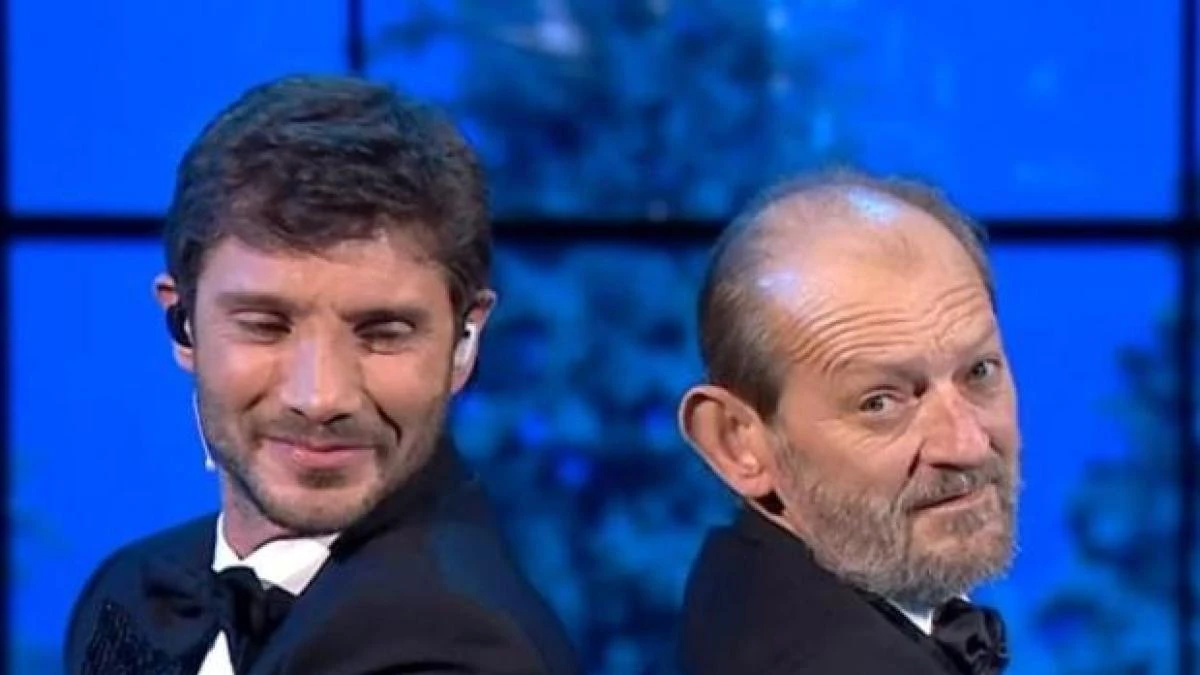 Stefano De Martino in un momento di raccoglimento