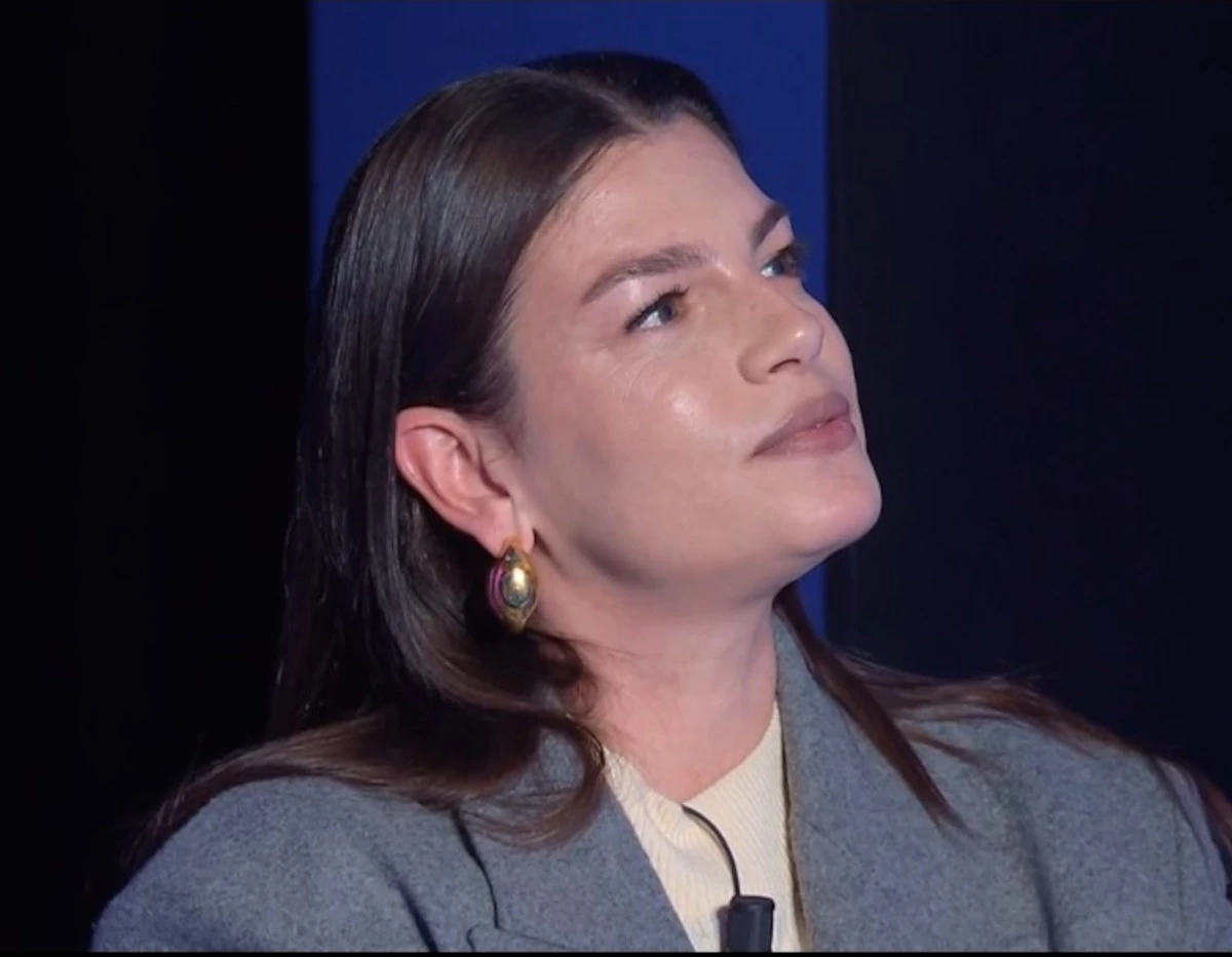 Emma Marrone sorride, protagonista emozionante a C'è Posta per Te