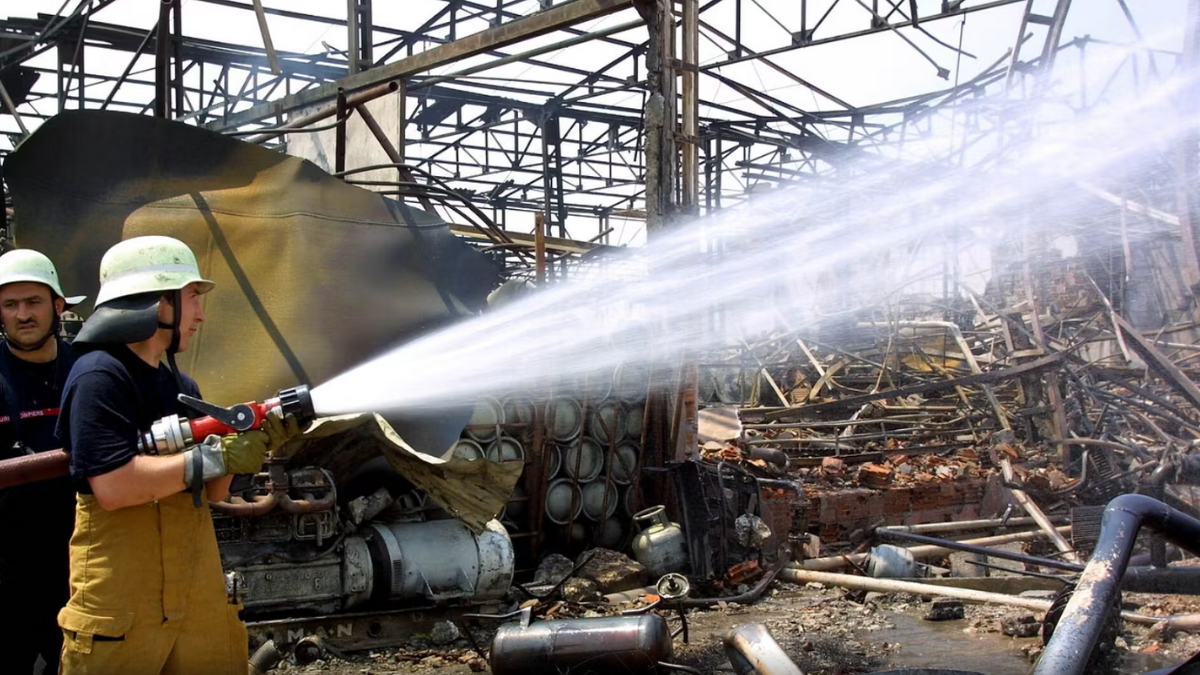 esplosione in una raffineria paura enorme fiamme spaventose da Thesocialpost.it esplosione in una raffineria paura enorme fiamme spaventose