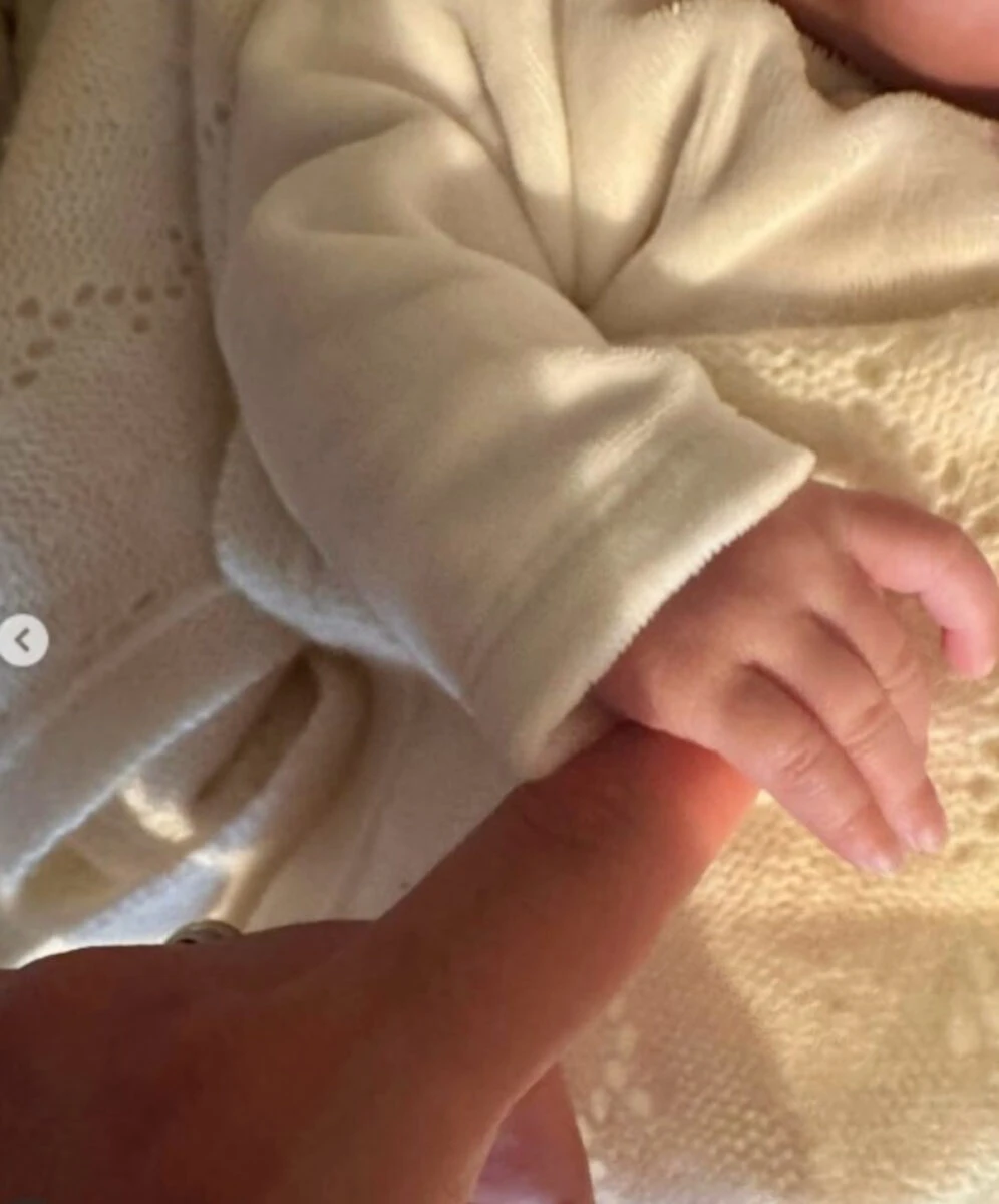 Foto social con la mano della neonata di Francesca Chillemi
