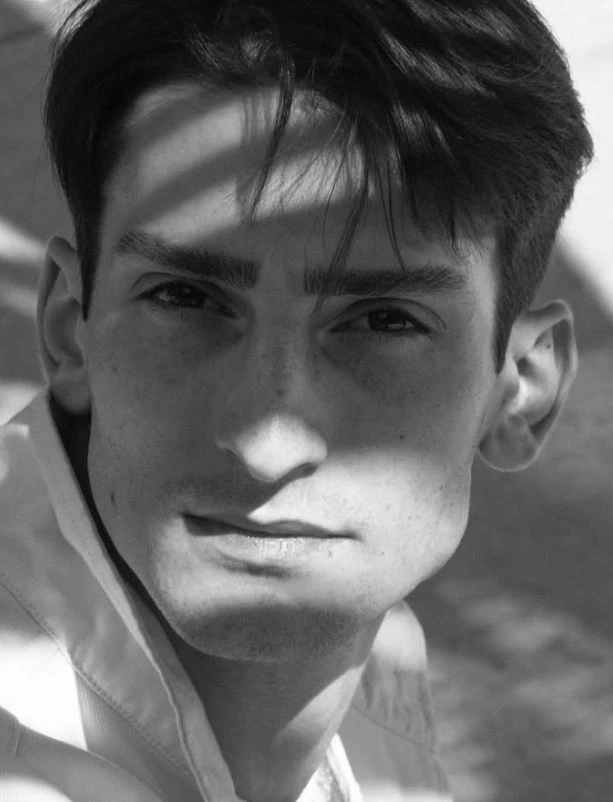 Francesco Piccinin ritratto in uno scatto fotografico, tra vita privata e carriera artistica