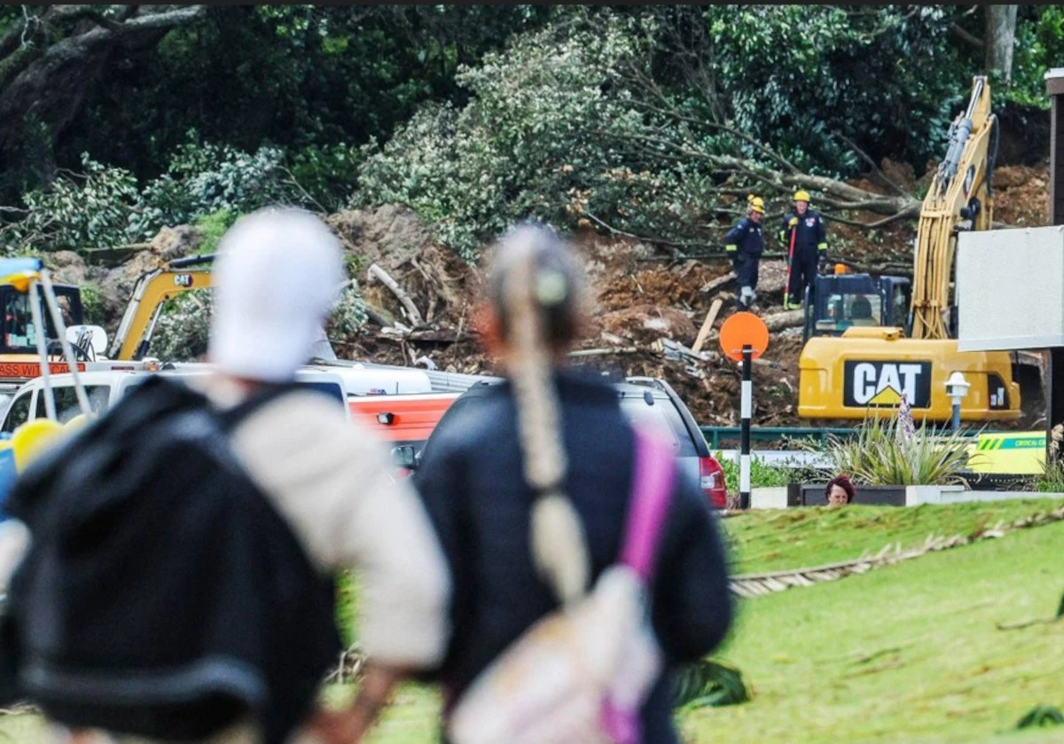 Area del campeggio a Mount Maunganui travolta dalla frana in Nuova Zelanda