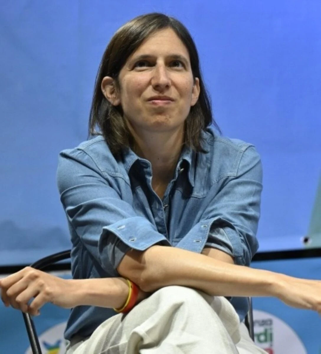 Francesca Pascale in un confronto pubblico su Schlein e Meloni
