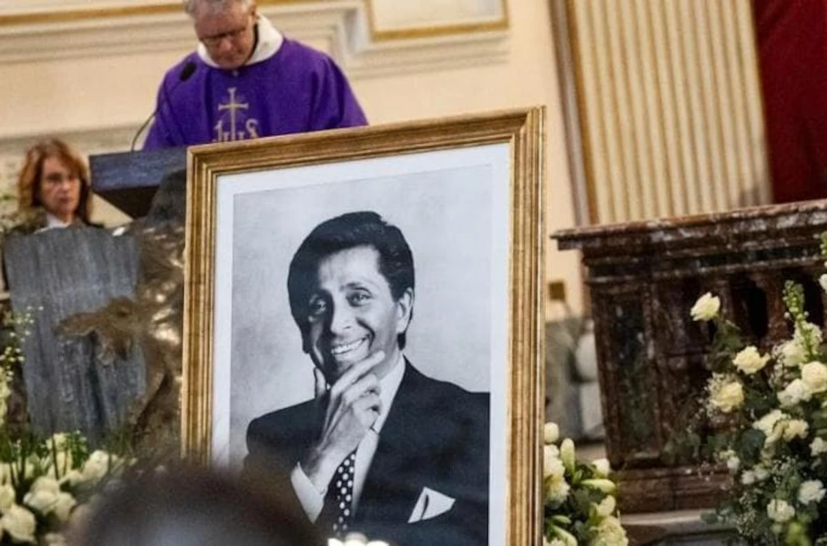 Folla e fotografi fuori dalla camera ardente di Valentino Garavani a Piazza Mignanelli