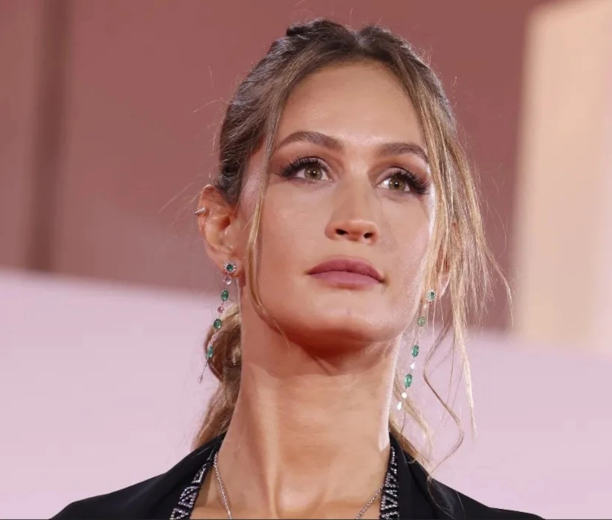 Primo piano della modella Helena Prestes, nota al pubblico italiano