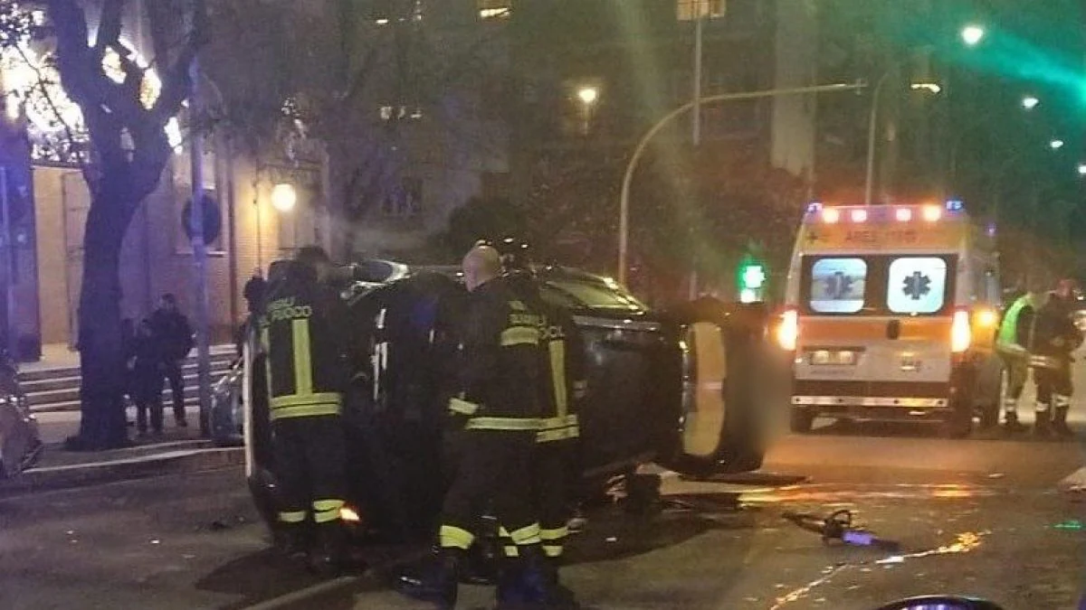Incidente shock in Italia, auto si ribalta davanti alla chiesa. Caos in strada, traffico paralizzato