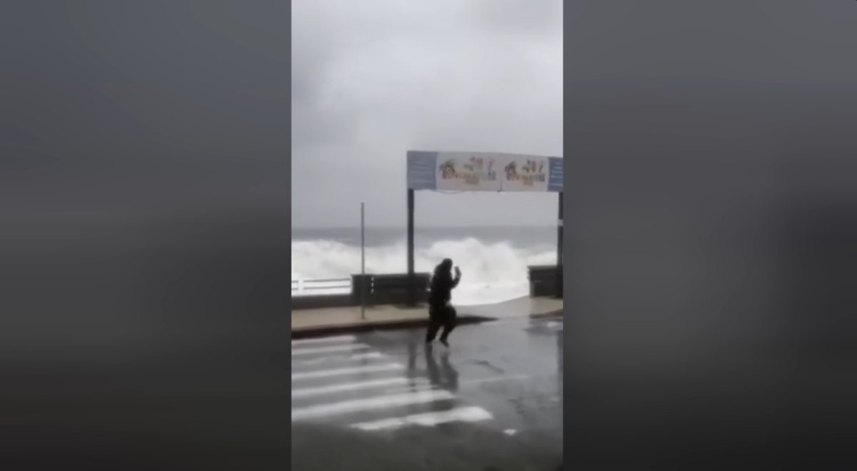 Terrore in Italia, sfidano il ciclone Harry per un selfie e vengono travolti dalle onde. Immagini spaventose