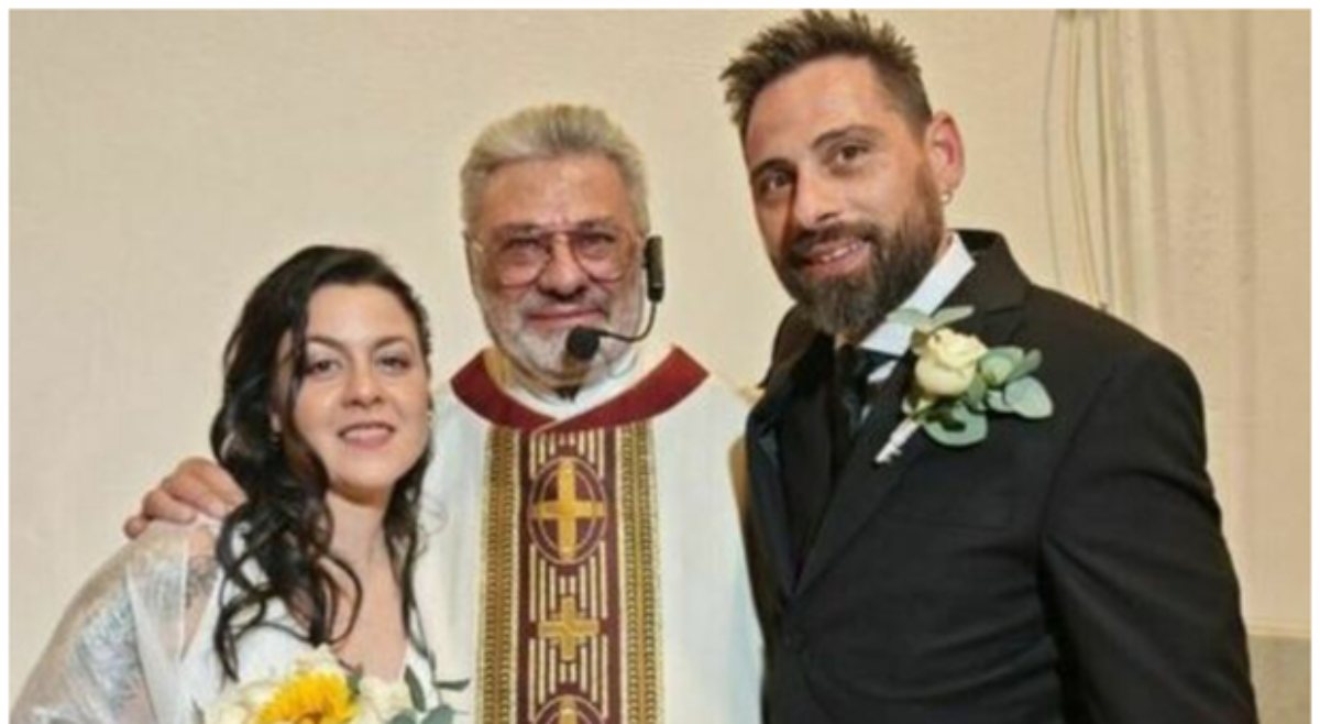 Rimane vedovo e diventa prete, dopo vent’anni sposa il figlio: la storia incredibile di don Carlo Rimane vedovo e diventa prete, dopo vent’anni sposa il figlio: la storia incredibile di don Carlo