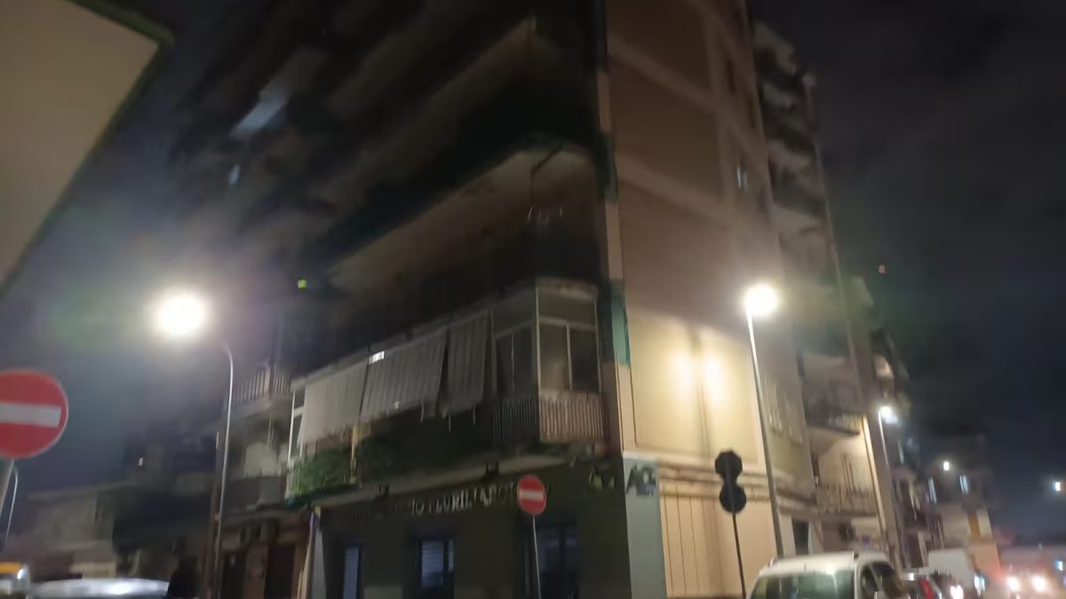 sta per crollare paura in italia palazzo di sette piani pericolante 35 famiglie evacuate da Thesocialpost.it sta per crollare paura in italia palazzo di sette piani pericolante 35 famiglie evacuate