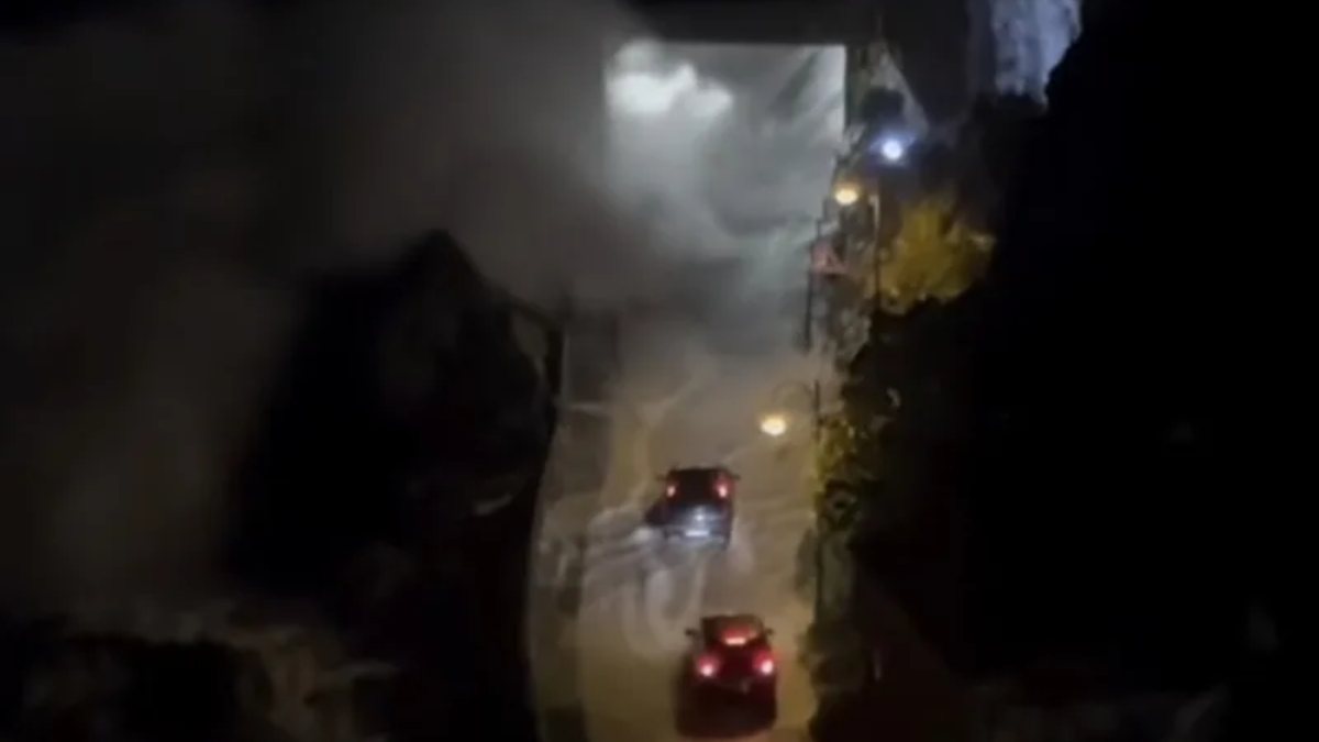 Terrore in Italia, mare invade la strada e spazza via le auto. Video shock Terrore in Italia, mare invade la strada e spazza via le auto. Video shock