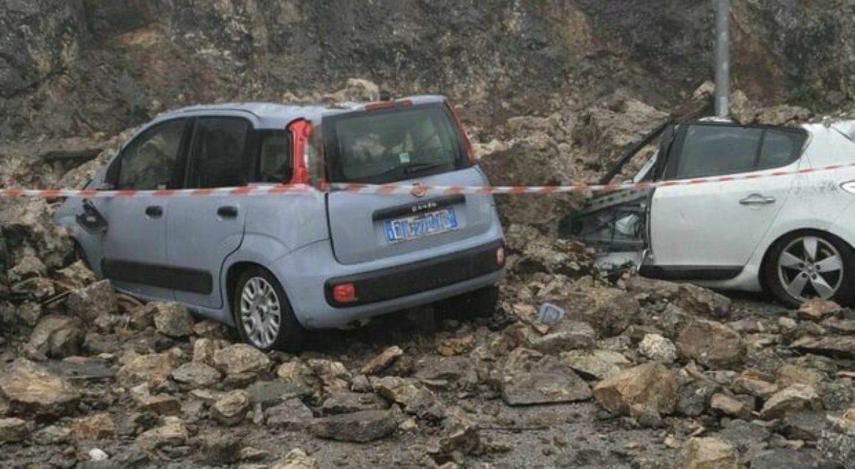 tutto distrutto paura in italia crolla un muro e piovono detriti sulle auto da Thesocialpost.it tutto distrutto paura in italia crolla un muro e piovono detriti sulle auto