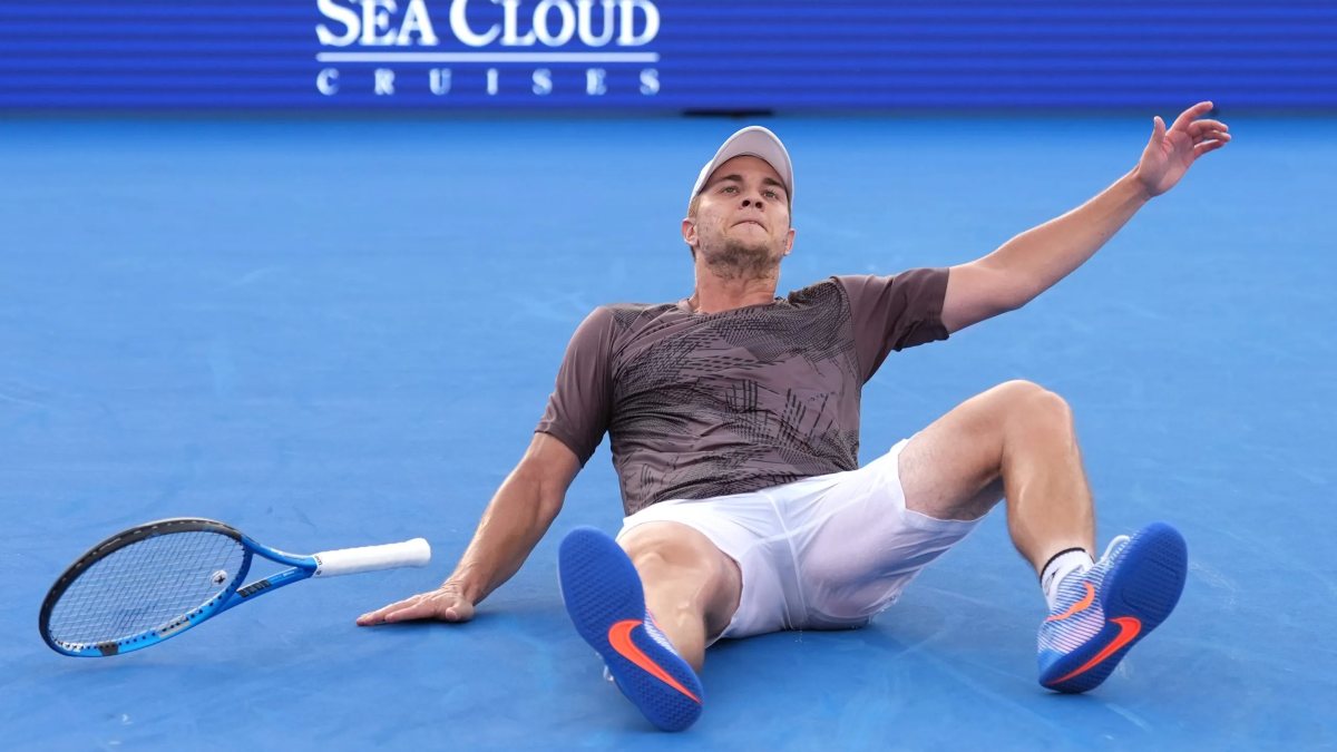 Dramma nel tennis, il campione crolla in lacrime dopo il match: “Colpito da un gravissimo lutto”