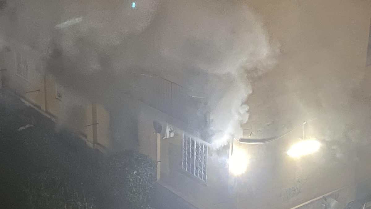 Napoli, incendio in casa al Vomero: persone intossicate e traffico in tilt