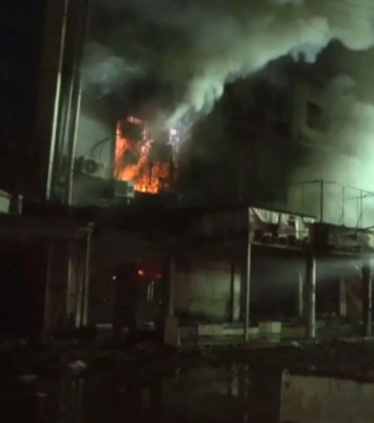 Fumo e fiamme dal centro commerciale Gul Plaza di Karachi