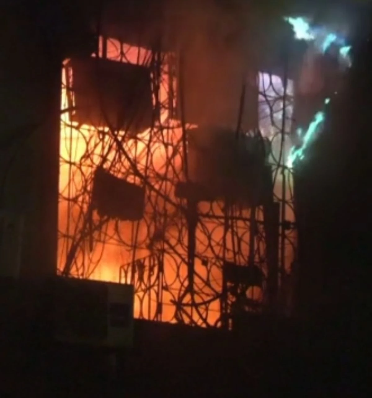 Vigili del fuoco al lavoro tra le macerie del Gul Plaza a Karachi