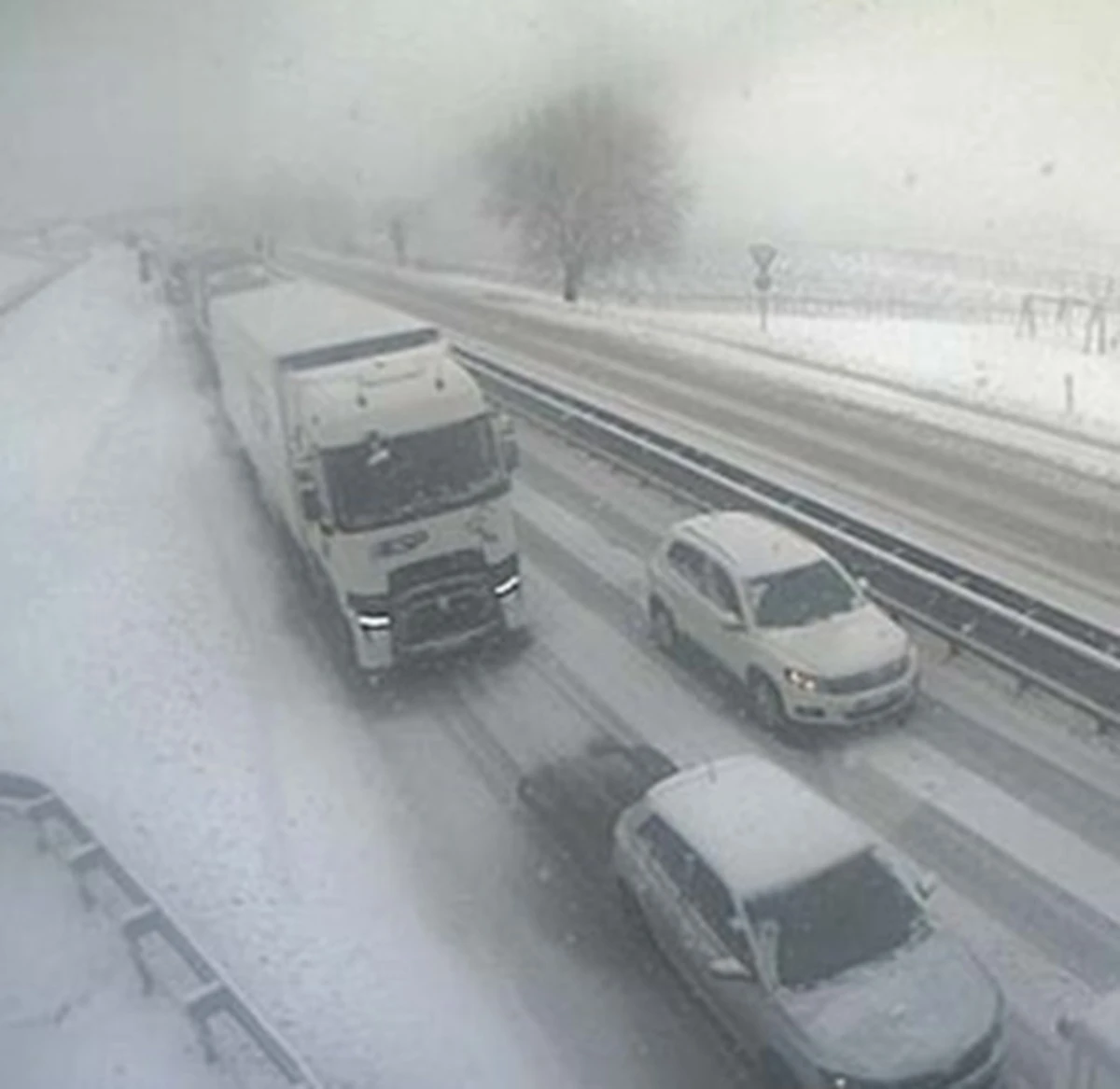 Maxi incidente in autostrada durante la nevicata, traffico bloccato