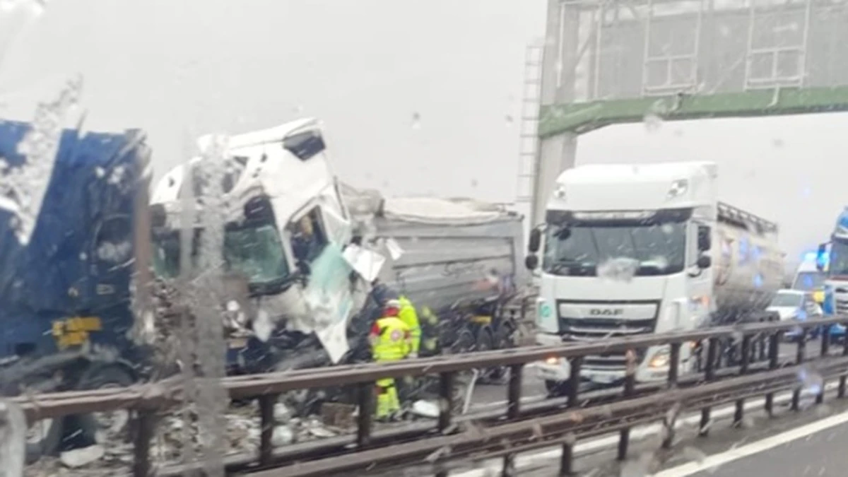 maltempo in italia maxi incidente in autostrada traffico bloccato da Thesocialpost.it maltempo in italia maxi incidente in autostrada traffico bloccato