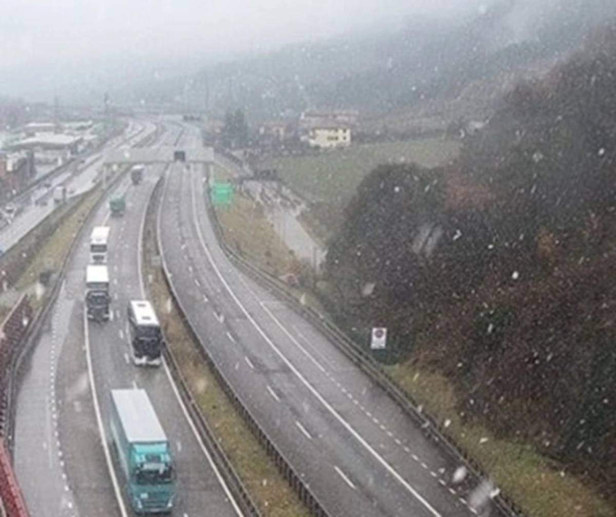 Rimorchio distrutto dopo l'impatto tra camion, neve e disagi in autostrada