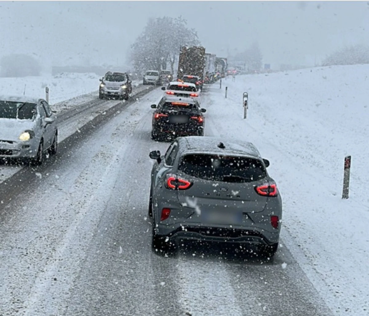 Intervento di soccorso in autostrada dopo il tamponamento a catena tra camion