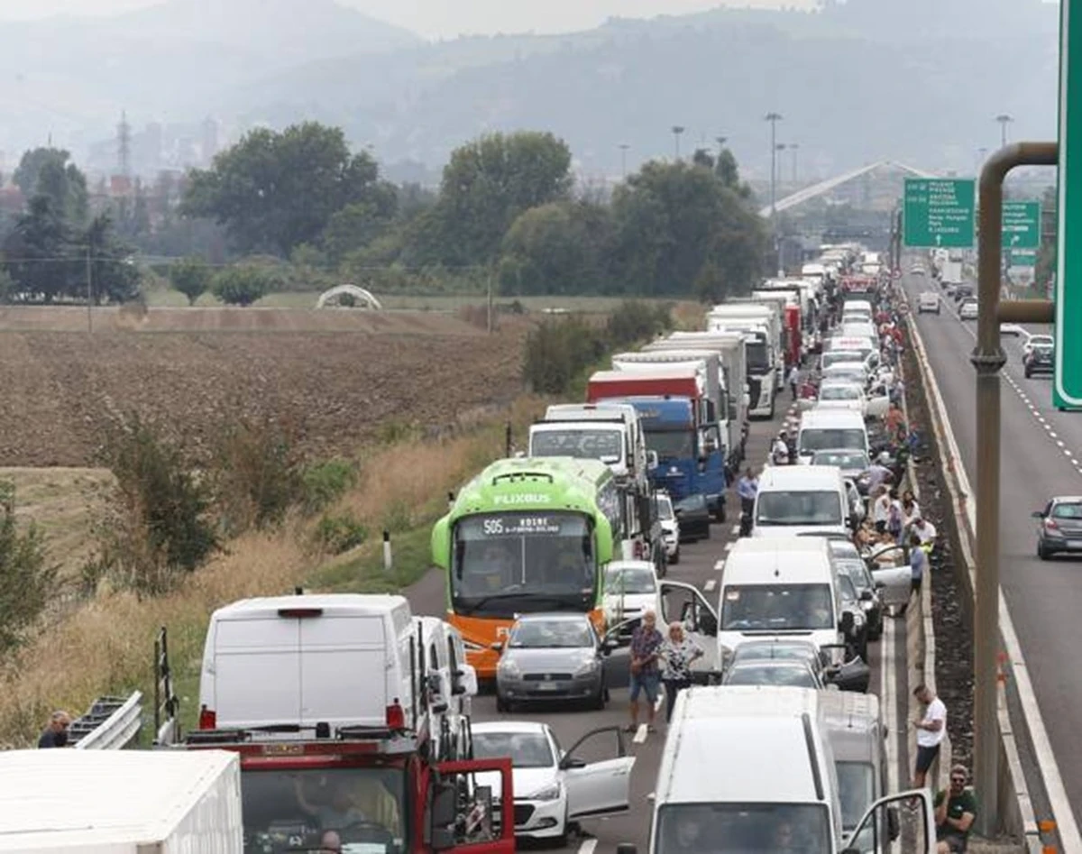 Veicoli coinvolti in uno scontro tra camion e furgone in A13