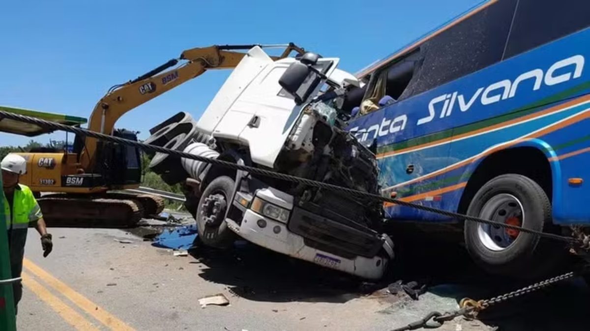 scontro frontale tra autobus e camion 232 strage decine di morti da Thesocialpost.it scontro frontale tra autobus e camion 232 strage decine di morti