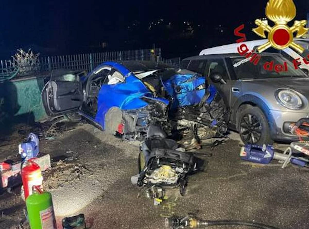 Auto incidentata e rilievi delle forze dell'ordine dopo lo schianto mortale a Niardo