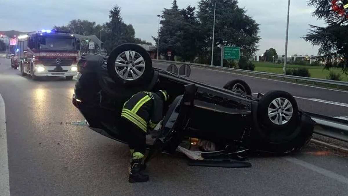Italia, incidente shock in autostrada: auto ribaltata, traffico in tilt