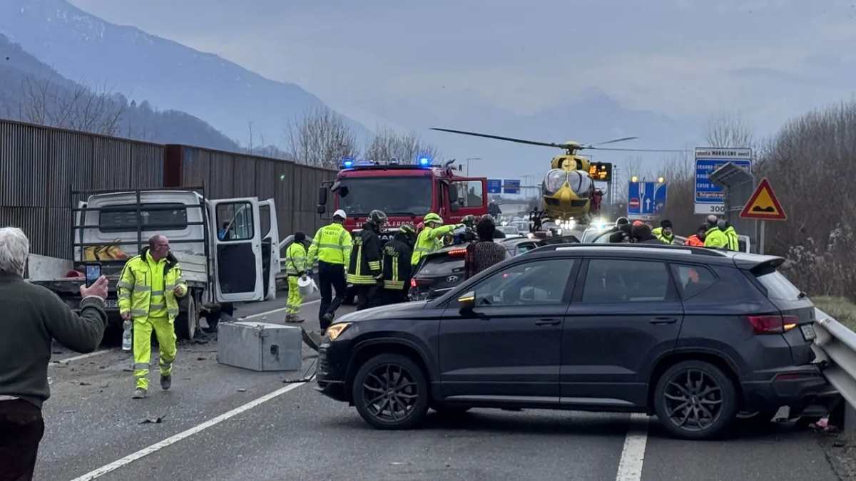 Lombardia, grave incidente sulla Statale 38 a Traona: otto feriti, traffico in tilt