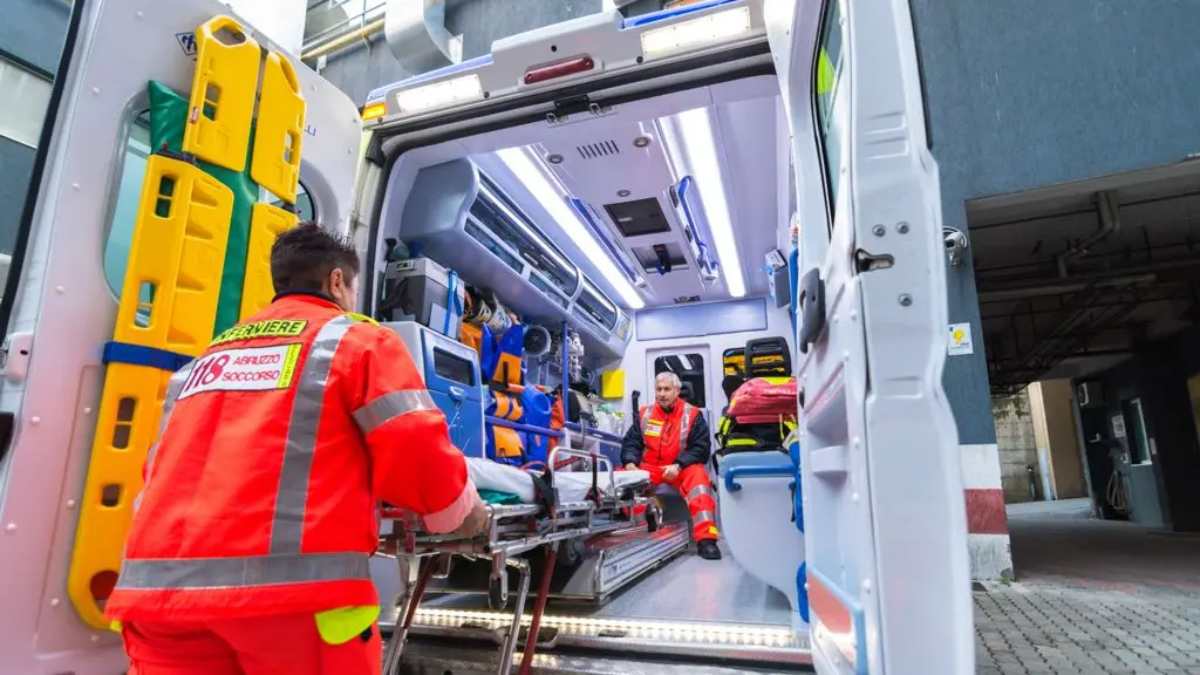 tragedia sul lavoro precipita dal camion mentre rimuove le luminarie da Thesocialpost.it tragedia sul lavoro precipita dal camion mentre rimuove le luminarie