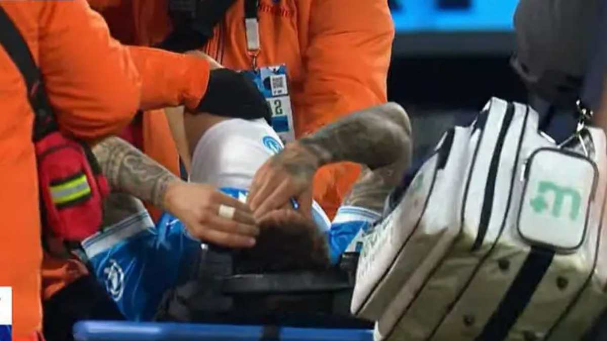 napoli fiorentina infortunio shock per il calciatore fuori in lacrime e in barella da Thesocialpost.it napoli fiorentina infortunio shock per il calciatore fuori in lacrime e in barella