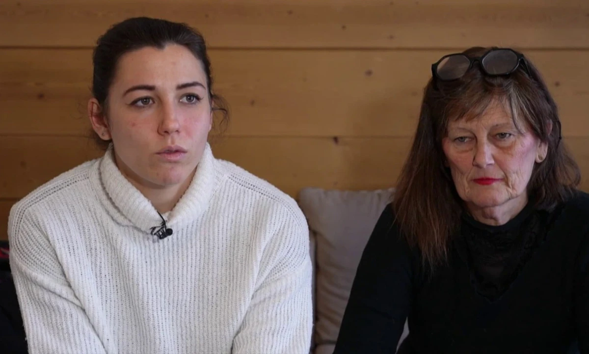 La madre e la zia di Cyane Panine mentre parlano ai media della tragedia di Crans-Montana