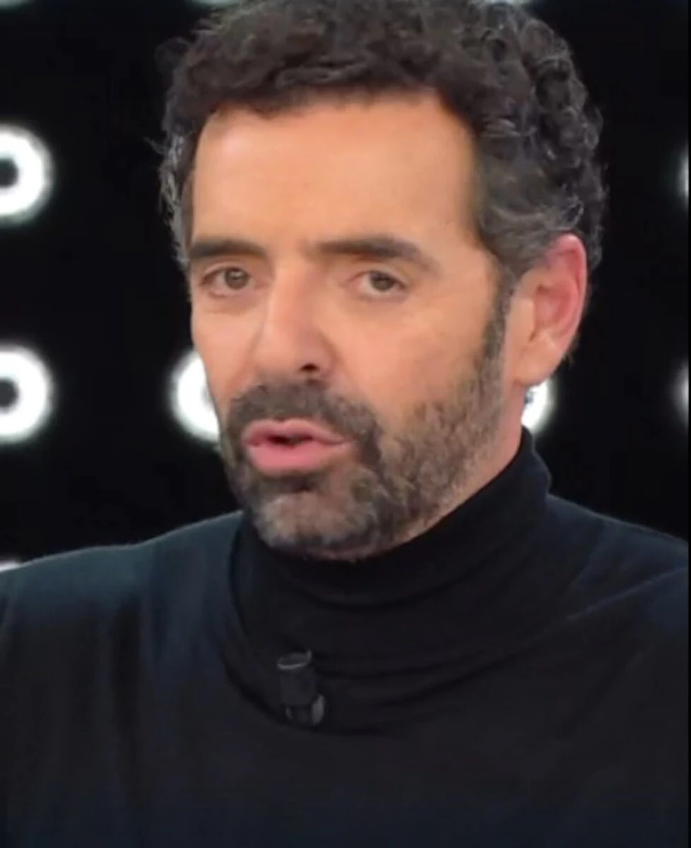 Alberto Matano durante La vita in diretta, in studio