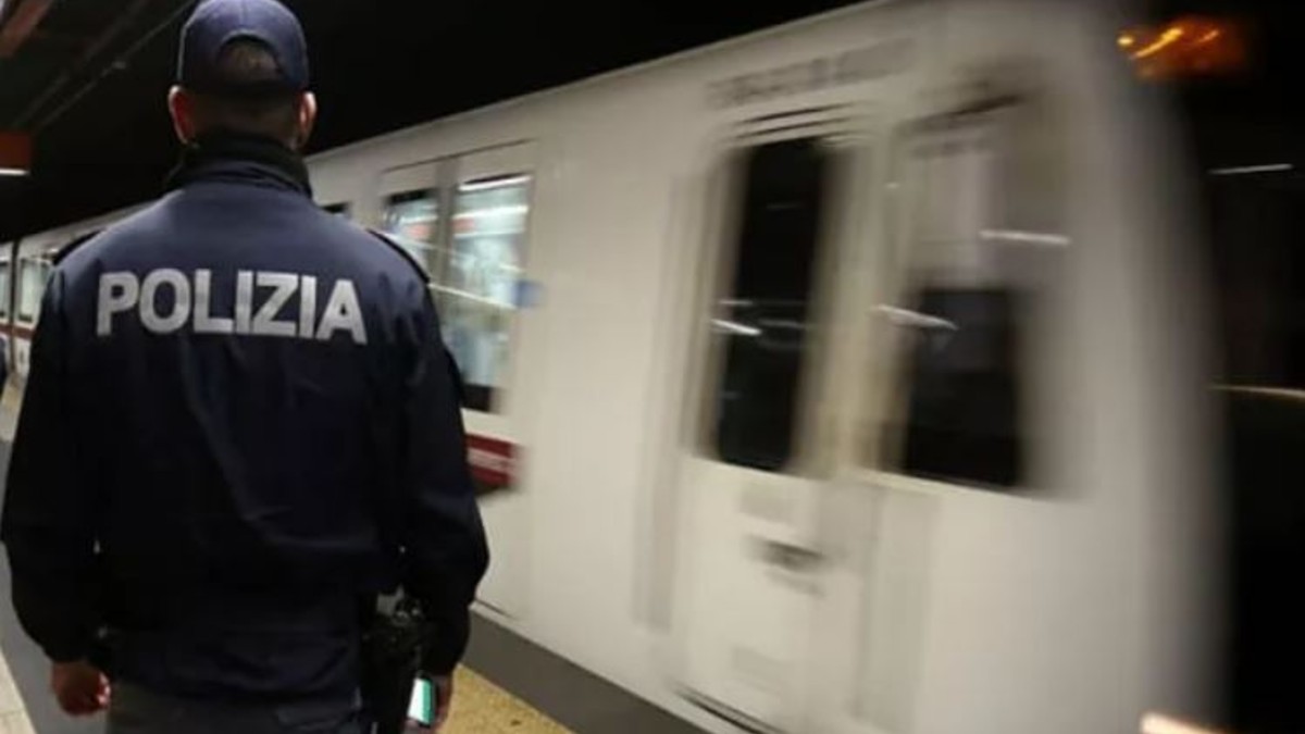 Roma, turista minorenne molestata in metro vicino ai genitori: arrestato 28enne del Bangladesh con precedenti