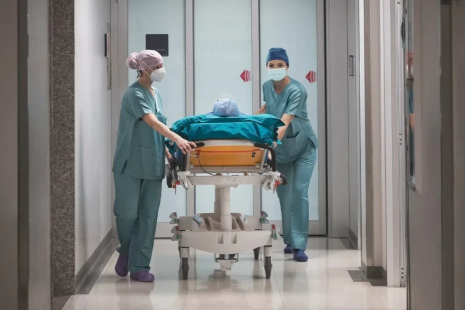 Reparto di ospedale a Napoli con luci soffuse e atmosfera tesa