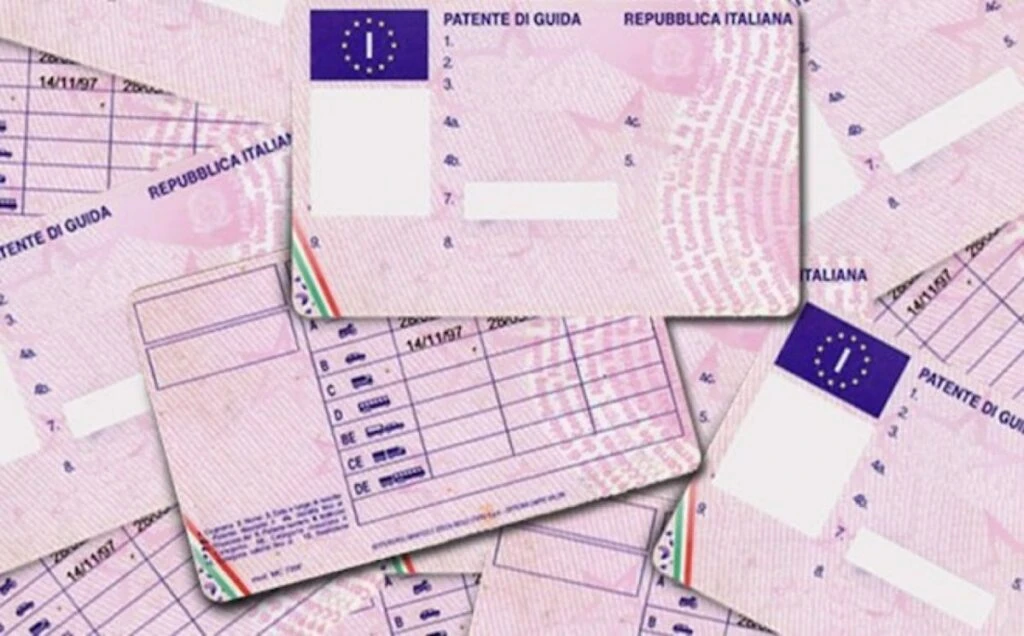 Documento di patente italiana appoggiato su un tavolo