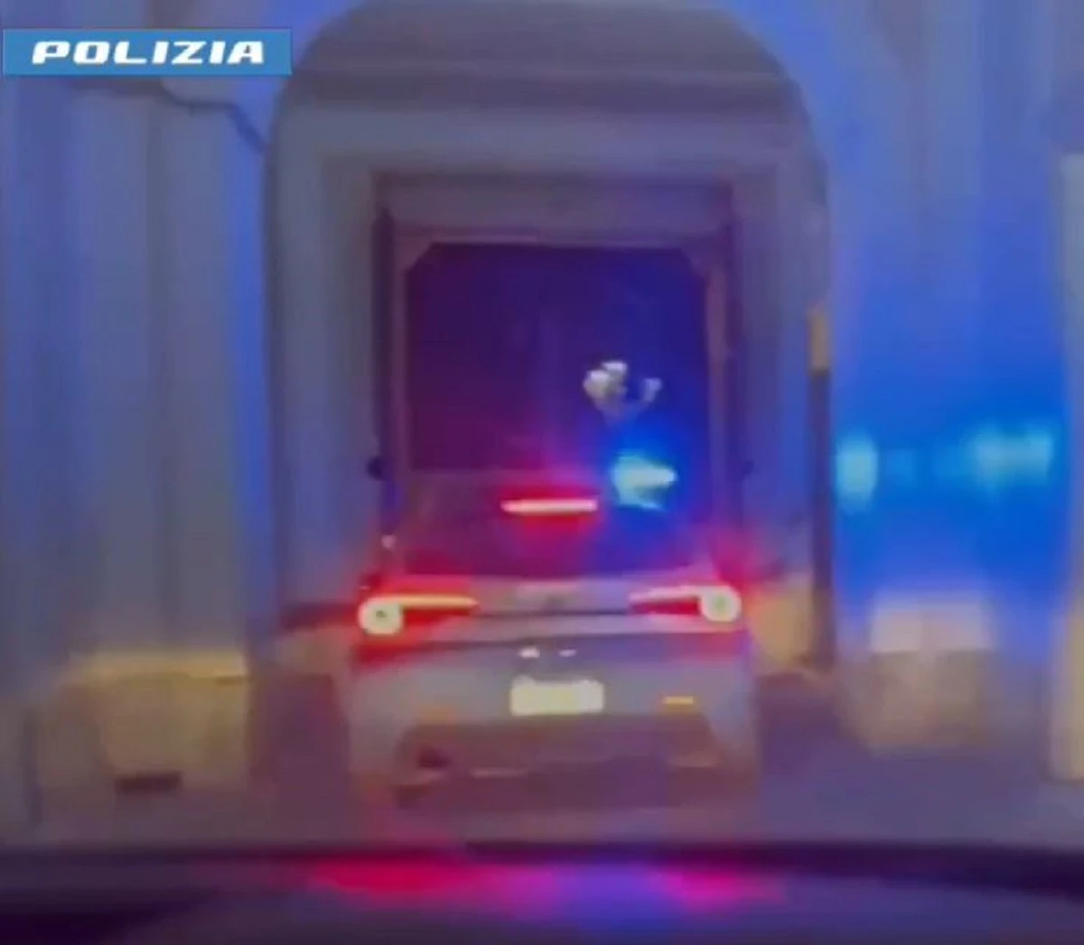 Volanti della polizia durante un blitz nel casertano