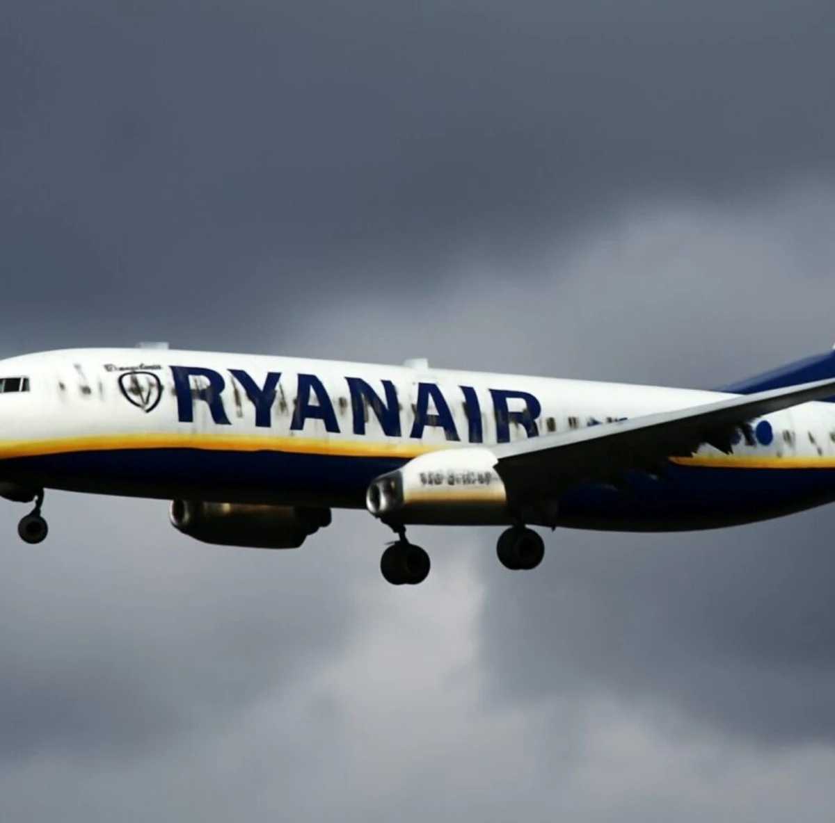 Aereo Ryanair in volo visto dall'esterno
