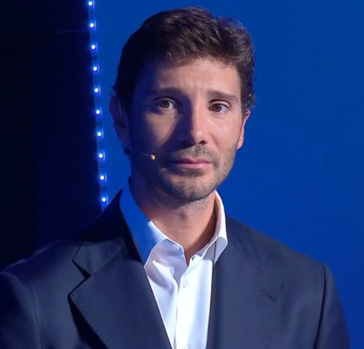 Stefano De Martino sorride, protagonista della puntata di C'è Posta per Te