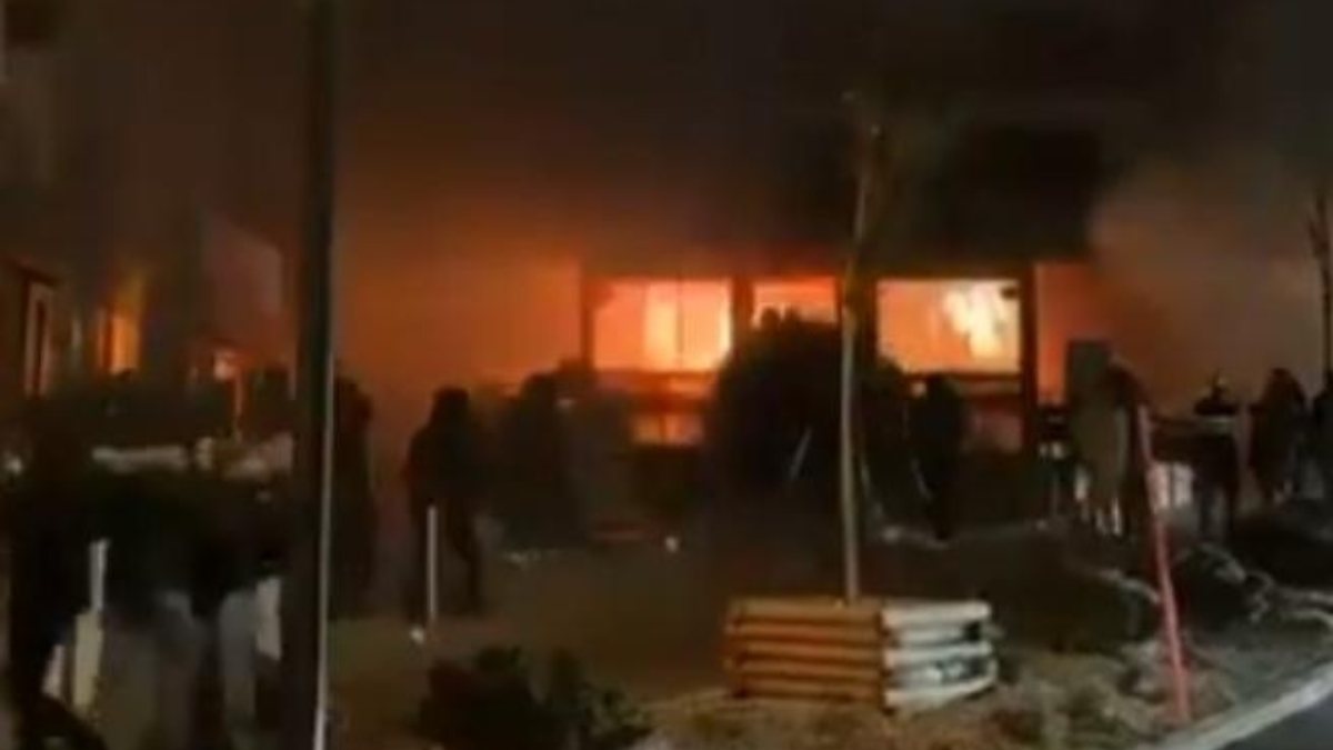 strage di capodanno a crans montana bilancio terribile arriva la conferme sulle cause fuoco partito dalle candele sulle bottiglie di champagne da Thesocialpost.it strage di capodanno a crans montana bilancio terribile arriva la conferme sulle cause fuoco partito dalle candele sulle bottiglie di champagne