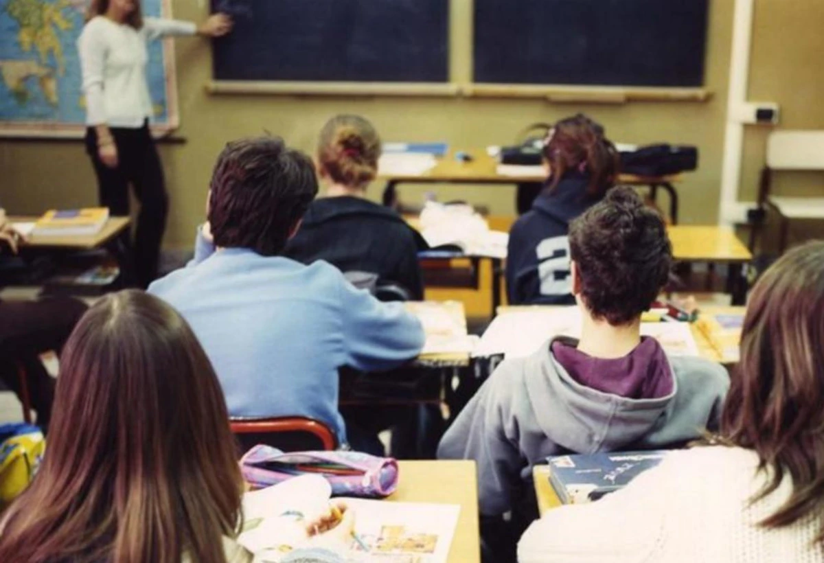 Studenti all'ingresso di una scuola