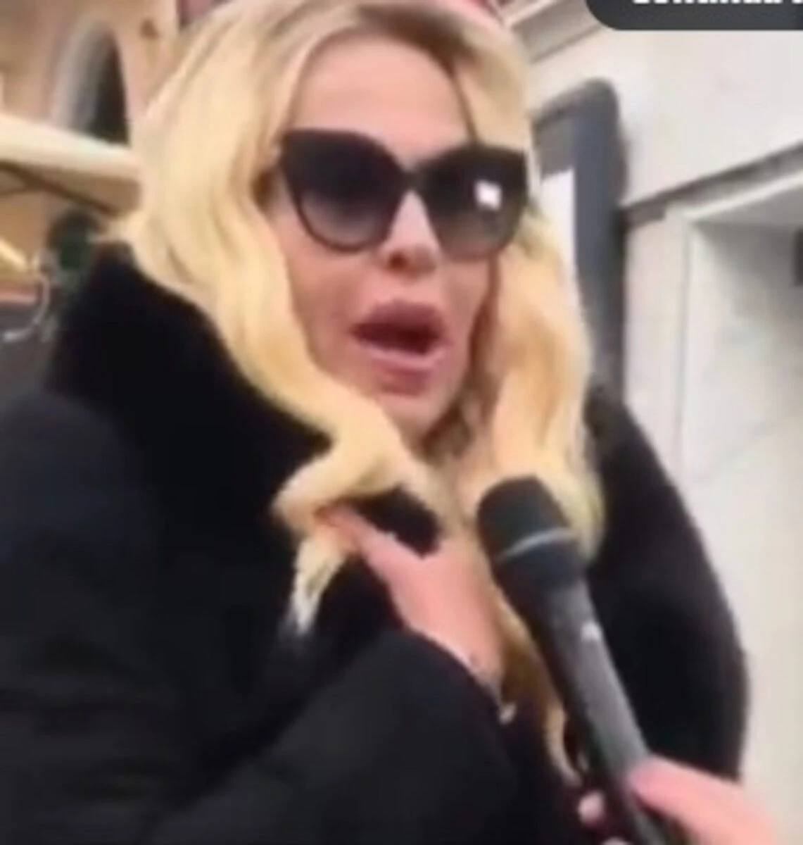 Valeria Marini fuori dalla camera ardente di Valentino a Roma