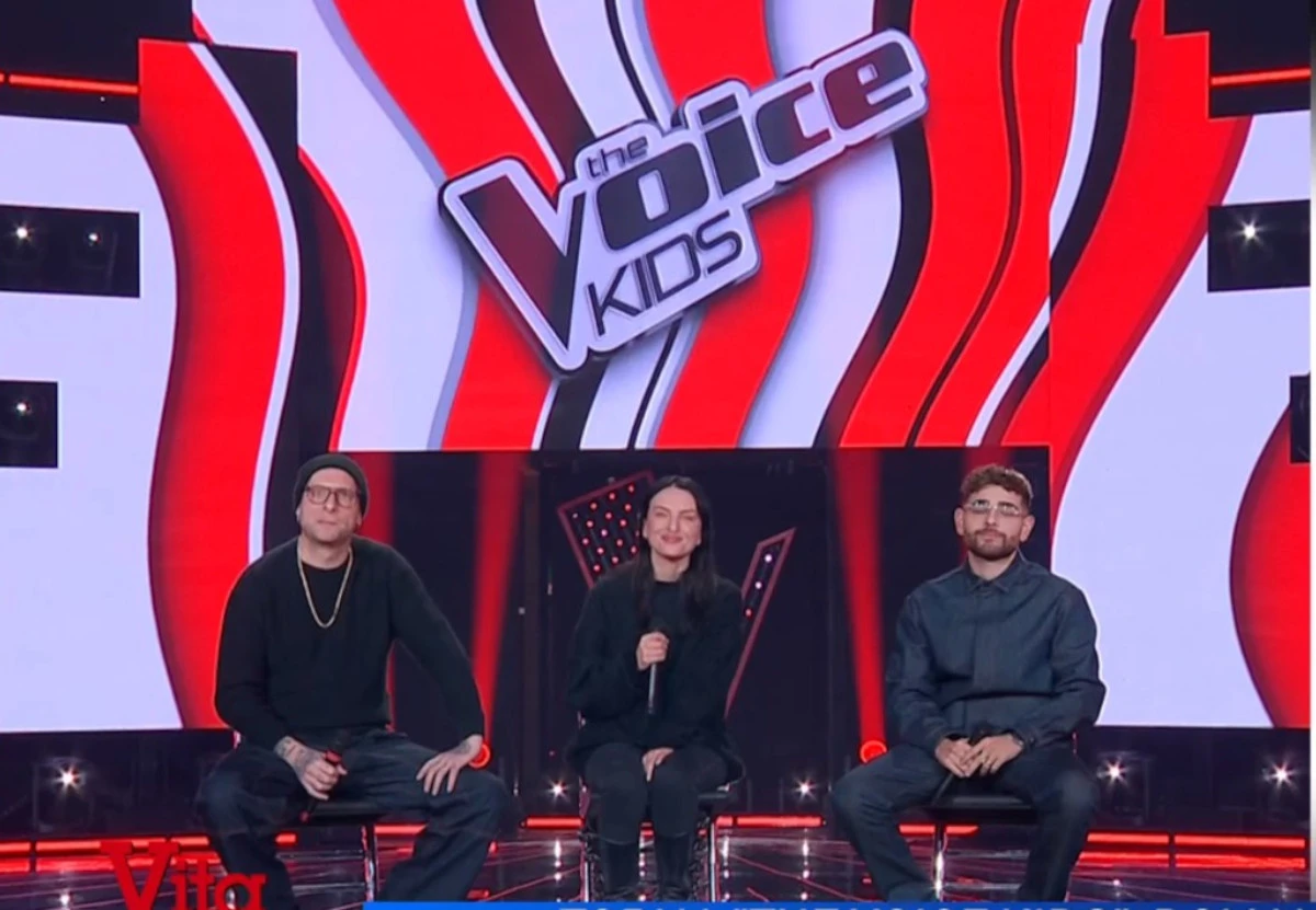 Lo studio di The Voice Kids con palco illuminato e logo del programma