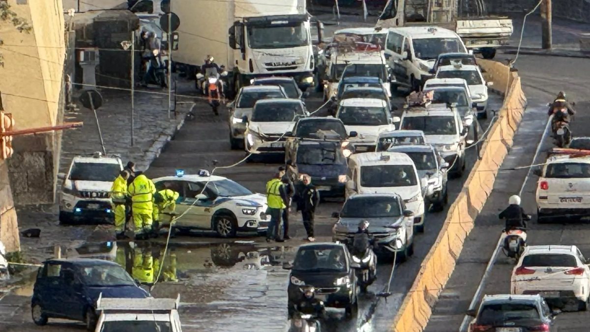 paura in italia si apre una voragine in pieno centro traffico in tilt da Thesocialpost.it paura in italia si apre una voragine in pieno centro traffico in tilt